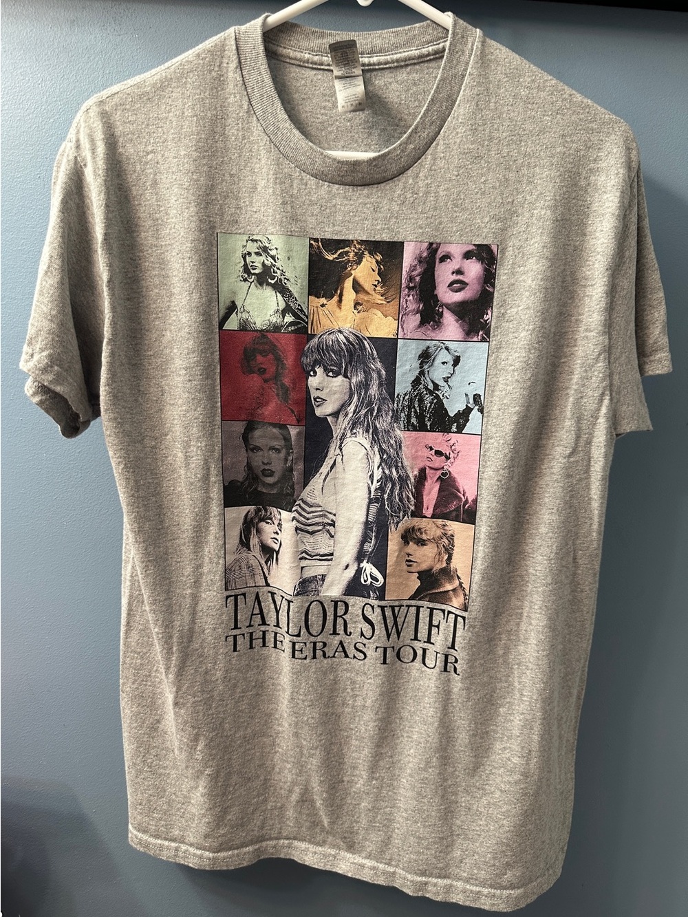 Taylor Swift The Eras Tour t-shirt Sz Medium Gildan Heavy Weight Tag photo colla